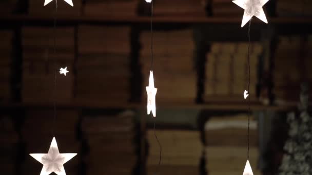 Очень красивые белые звезды в форме рождественских огней — стоковое видео