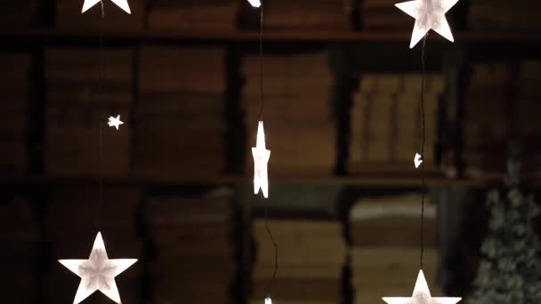 Muito belas estrelas brancas em forma de luzes de Natal — Vídeo de Stock