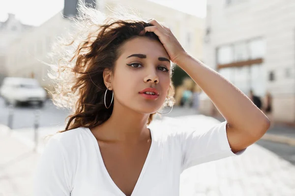 Portrait demi-longueur de belle jeune fille avec fille frisée brune — Photo