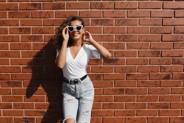 Um retrato ao ar livre de uma jovem garota bonita hipster com cabelos longos morena encaracolado menina — Fotografia de Stock