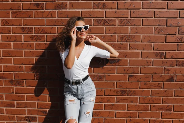 Um retrato ao ar livre de uma jovem garota bonita hipster com cabelos longos morena encaracolado menina — Fotografia de Stock