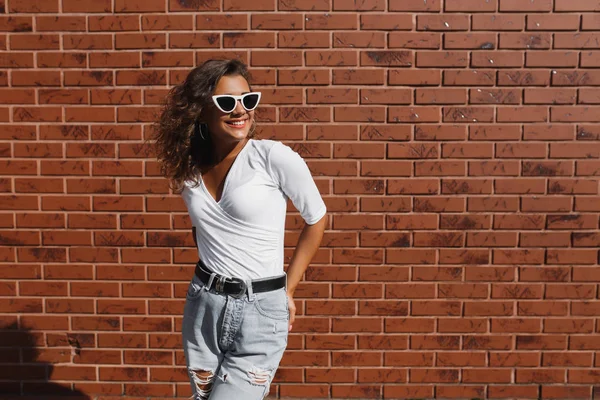 Letní slunné životní styl módní portrét ženy mladé stylové hipster s kudrnatá brunetka — Stock fotografie
