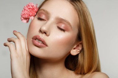 Gözleri kapalı, mükemmel cilt olan güzel kadın