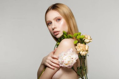 Genç sarışın model kadın taze cilt ile