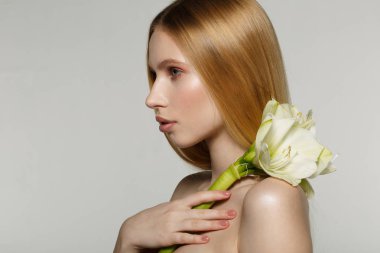 Genç sarışın kadın model mükemmel cilt ile yan görünümü portresi