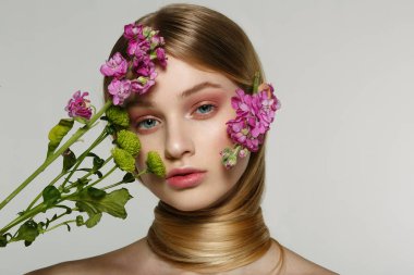 Mavi gözlü, mükemmel cilt, boynunu muhteşem sarışın kız portresi yakından saç sarılır