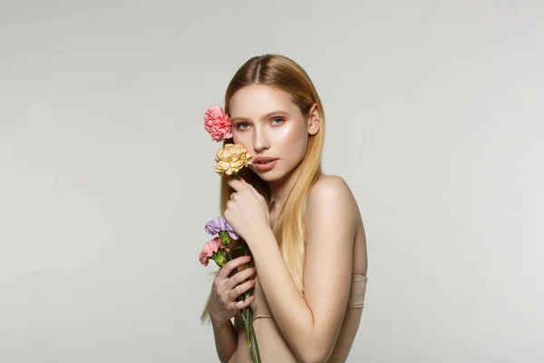 Portrait intérieur de jeune femme insouciante aux cheveux blonds brillants — Photo