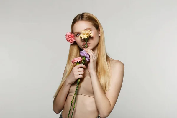 Retrato de uma jovem mulher com cabelo loiro — Fotografia de Stock