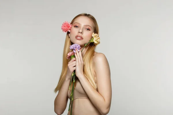 아름 다운 젊은 금발 여자의 스튜디오 패션 사진 — 스톡 사진