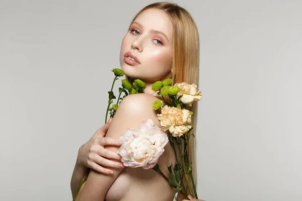 Magnifique portrait de femme avec un maquillage d'art lumineux et cheveux blonds — Photo