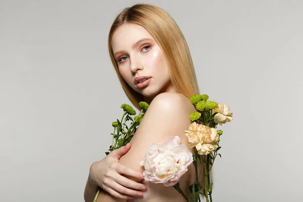 Молодая блондинка-модель со свежей кожей — стоковое фото