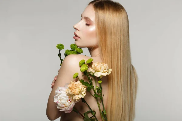 Krásná mladá blondýnka se zavřenýma očima — Stock fotografie