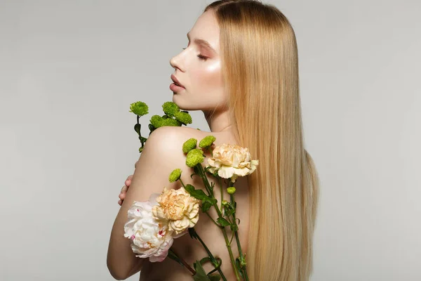 Menina loira bonita com olhos fechados — Fotografia de Stock