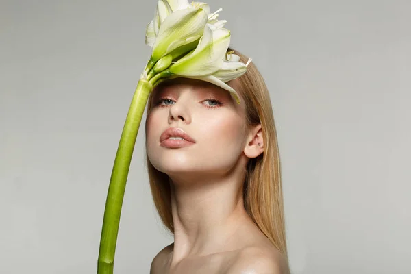 Retrato de una joven atractiva con hermoso maquillaje, pelo largo, piel perfecta — Foto de Stock