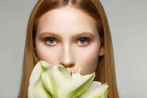 Close up retrato de jovem modelo feminino com pele perfeita e olhos bonitos — Fotografia de Stock