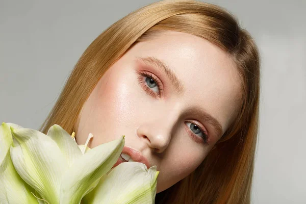 Närbild porträtt av ung kvinnlig modell med perfekt hud och vackra ögon — Stockfoto