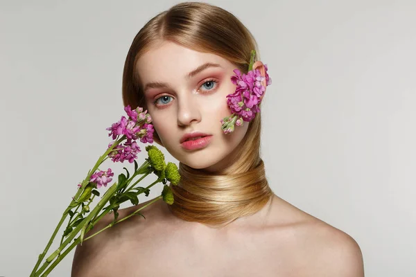 Delikat våren skönhet porträtt av en vacker flicka — Stockfoto