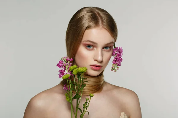 Retrato de chica rubia fresca y hermosa con flores rosas — Foto de Stock