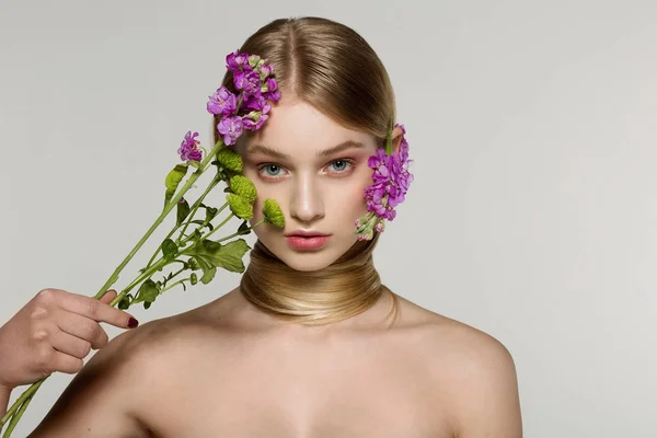 Gros plan portrait de fille blonde incroyable aux yeux bleus, peau parfaite, son cou est enveloppé dans les cheveux — Photo