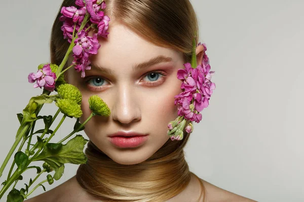 Gros plan portrait de fille blonde incroyable aux yeux bleus, peau parfaite, son cou est enveloppé dans les cheveux — Photo