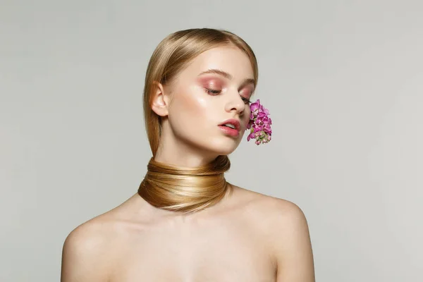Retrato de modelo joven con maquillaje natural, ojos cerrados y hombros desnudos — Foto de Stock