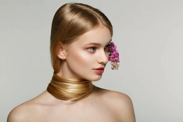 Retrato de modelo joven con maquillaje natural, ojos azules y hombros desnudos — Foto de Stock