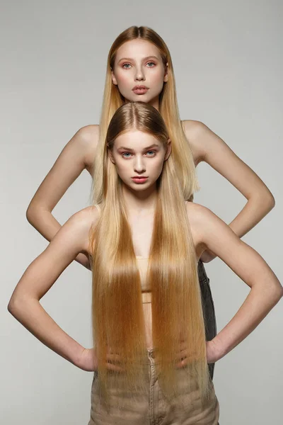 Deux belles jeunes mannequins féminines aux cheveux blonds — Photo