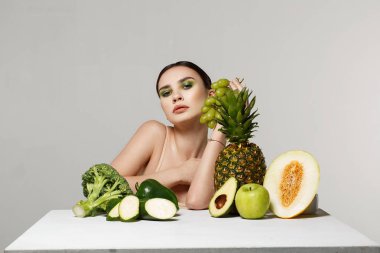 Parlak makyaj ile şüphe güzel esmer kız