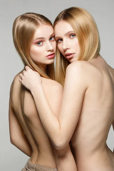 Halvt nakna vackra flickor med blont långt hår och perfekt hud — Stockfoto