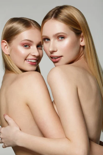 Dos hermosas modelos femeninas rubias semidesnudas con piel perfecta — Foto de Stock