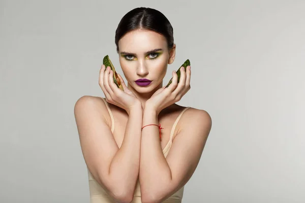 Belle fille sérieuse avec avocat regardant la caméra — Photo