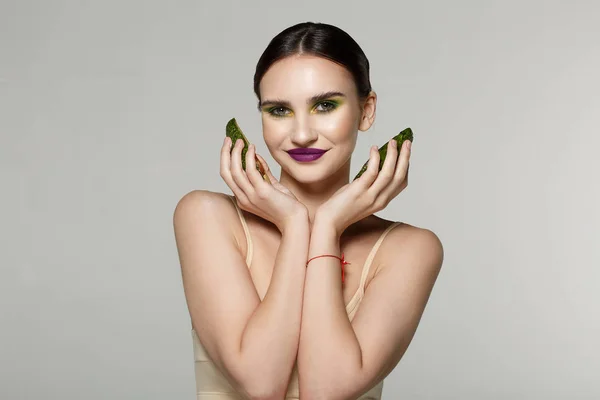 Agréable fille souriante avec une peau parfaite mène un mode de vie sain — Photo