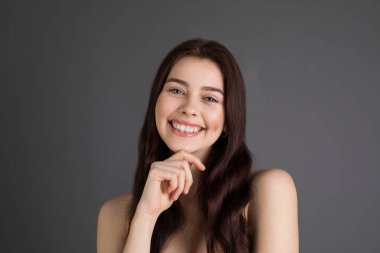 Neşeli pozitif kadın genç esmer saçlı