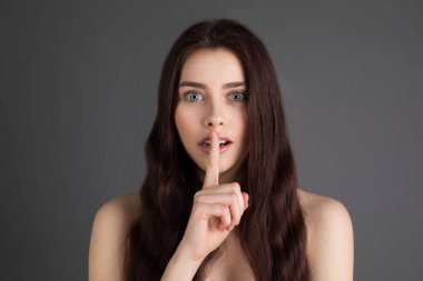 Çıplak omuz, mavi gözlü güzel esmer kız