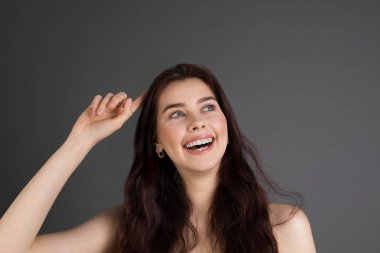 Esmer saçlı dost görünümlü Sürmeli genç kadın