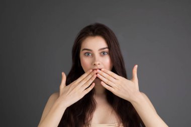 Mavi gözlü uzun saçlı esmer kadın şaşırttı