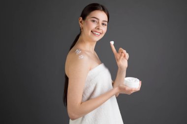 Banyo havlusu esmer saçlı mutlu güzel kız