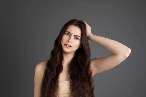 Vacker ung kvinna med brunett hår lider fruktansvärt huvudvärk och komprimerar huvudet med fingrar — Stockfoto