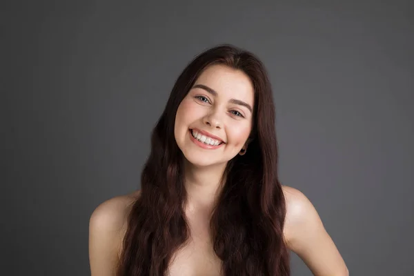 Joyeux positif jeune femme avec des cheveux bruns — Photo