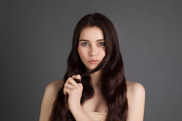 Mulher bonita de boa aparência confiante com cabelo morena com pele pura saudável — Fotografia de Stock