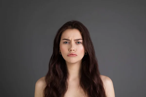 Foto close up dari tersinggung bahagia wanita cantik dengan rambut cokelat panjang, bahu telanjang — Stok Foto