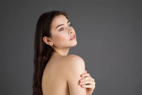 Портрет привлекательной молодой женщины с брюнетками — стоковое фото