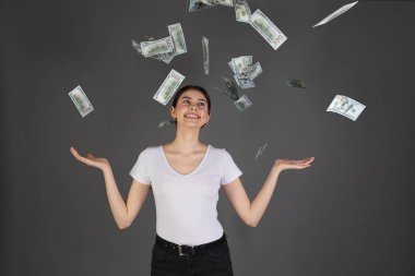 Neşeli mutlu kız duşta beyaz t-shirt zevk 100 yüz dolar üzerinden yarım uzunluk portre