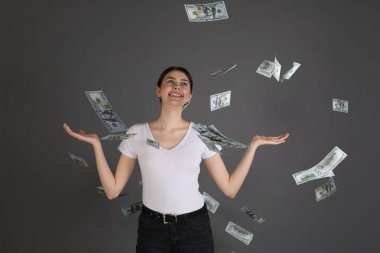 Neşeli mutlu kız duşta beyaz t-shirt zevk 100 yüz dolar üzerinden yarım uzunluk portre