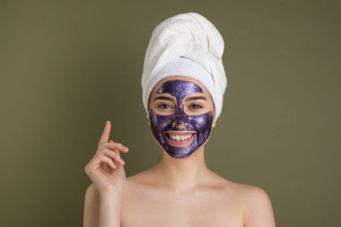 Genç gülümseyen Avrupa kadın onun yüz Cilt Bakımı