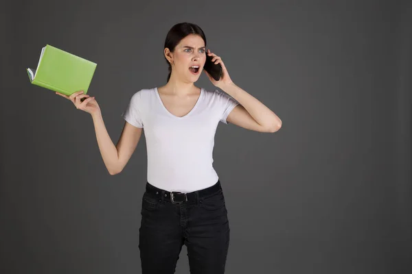 Angry agressivo morena empresária em t-shirt branca — Fotografia de Stock