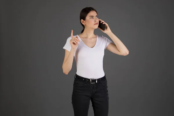 Retrato de chica encantadora pensativa cuestionada e incierta con cabello moreno — Foto de Stock