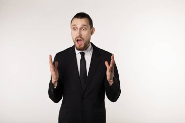 Zarif bir işadamı üzerinde izole beyaz arka plan clueless ve karıştı ifade eller kaldırdı