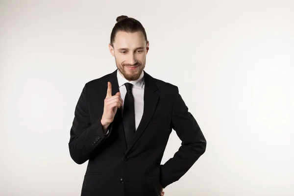 Feliz chico barbudo hermoso con buen peinado, con traje negro y corbata — Foto de Stock