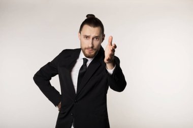 İş ve ofis kavramı, siyah takım elbise ve şık saç ile kravat yakışıklı çekici işadamı ve tekrarın gerektiğini